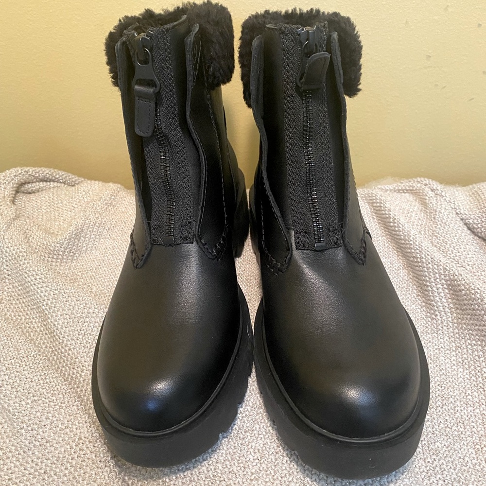 Ugg Women’s Czeriesa Boot Black Waterproof Leather Brand New Size 8